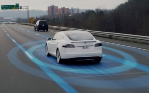 特斯拉全自动驾驶汽车即将交付 Robotaxi还没上路已在美遭到抗议